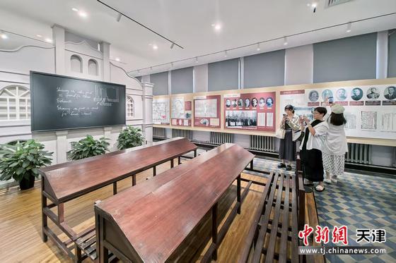 采风团首站探访北洋大学堂旧址和河北工业大学校史博物馆，在百年教育摇篮中感悟近代历史风云。 记者 佟郁 摄