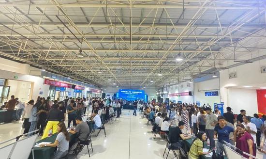7月18日,以“中国新疆人才网,就业创业好帮手”为主题的中国新疆人才网推广应用示范活动和田地区专场招聘会在和田佰安人力资源有限责任公司举办。 胡礼政 摄