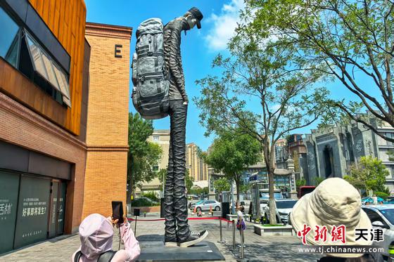 采风团步入天美艺术街区参观。 记者 佟郁 摄