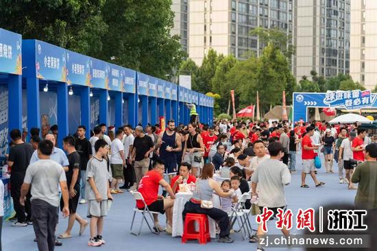 图为“浙BA”赛场周边市集。楼冀阳 摄
