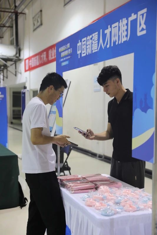 求职者向工作人员咨询企业招聘情况并互加联系方式。 胡礼政 摄