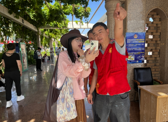 志愿者正在为游客指路。 胡源 摄