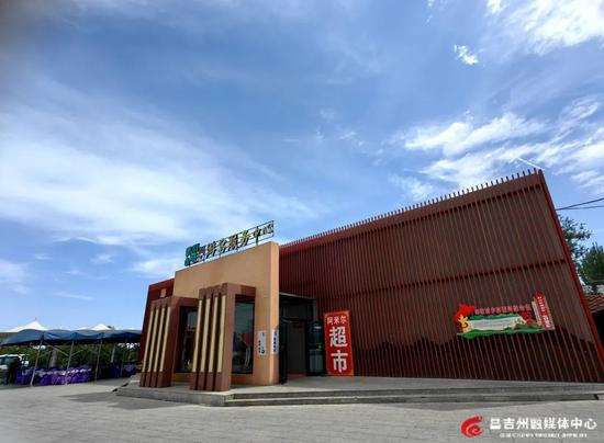 美丽山坡游客服务中心。记者王薇 摄