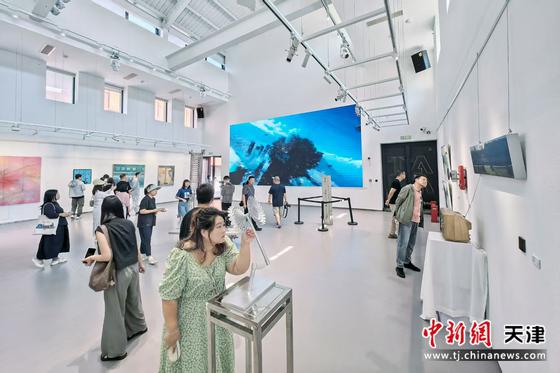 采风团步入天美艺术街区参观。 记者 佟郁 摄