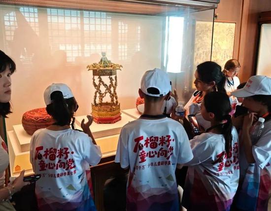 参加“首都文化研学活动”的少年们走进国家博物馆参观。
