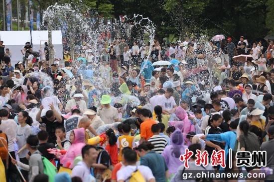 贵阳市观山湖公园上演“水战”狂欢 贵阳市观山湖公园上演“水战”狂欢