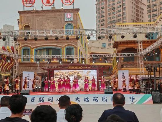 “打起手鼓唱起歌”首届中国新疆民间艺术季优秀节目巡演在和田团城激情上演。古丽阿亚提 摄