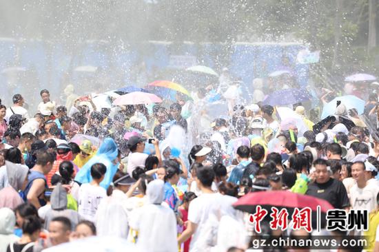 贵阳市观山湖公园上演“水战”狂欢 贵阳市观山湖公园上演“水战”狂欢