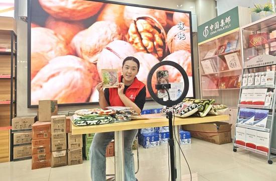 邮政主播向网友推荐艾德莱斯文创产品。通讯员 王洁 摄d