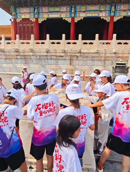 少年们在故宫参观2