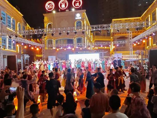 演出最后，演员与观众共舞。古丽阿亚提 摄d