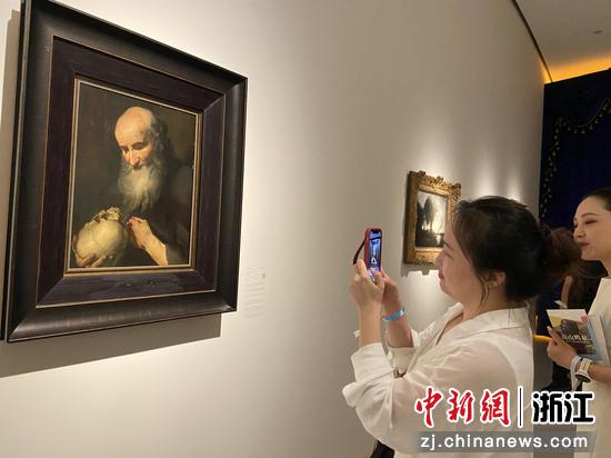 7月19日，游客观展现场。 林波 摄