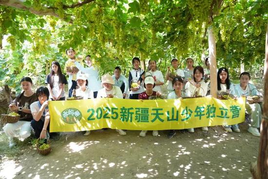 研学团葡萄采摘园合影　 苏银东 摄