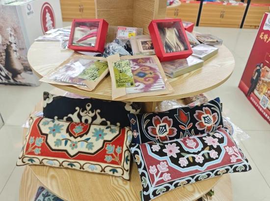 艾德莱斯文创产品展示。通讯员 王洁 摄