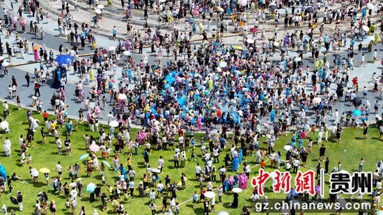 贵阳市观山湖公园上演“水战”狂欢 贵阳市观山湖公园上演“水战”狂欢