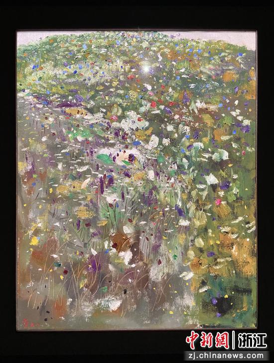 7月19日，展出的吴冠中作品《彩面朝天》。 林波 摄