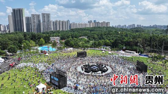 贵阳市观山湖公园上演“水战”狂欢 贵阳市观山湖公园上演“水战”狂欢