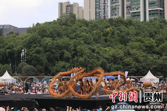 贵阳市观山湖公园上演“水战”狂欢 贵阳市观山湖公园上演“水战”狂欢