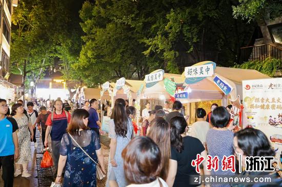 7月18日晚，文旅市集现场。（主办方供图）