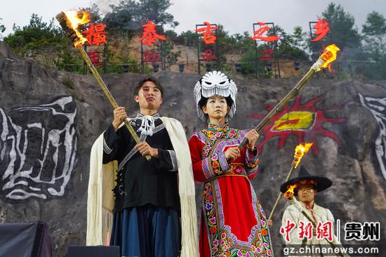7月19日，在威宁自治县火把节系列活动现场正在进行取火仪式。赵庆能 摄