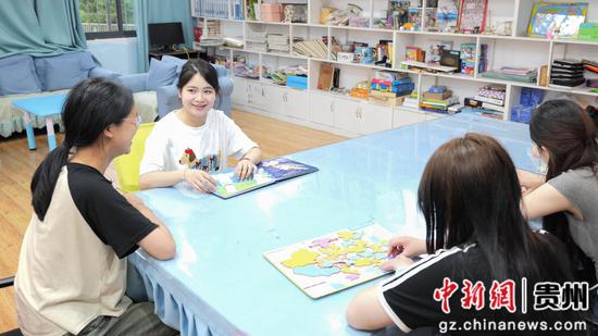 马小娜和孩子们在一起 马小娜和孩子们在一起