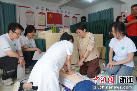 队员们模拟指导村民心脏复苏。浙师大数理医学院供图 队员们模拟指导村民心脏复苏。浙师大数理医学院供图