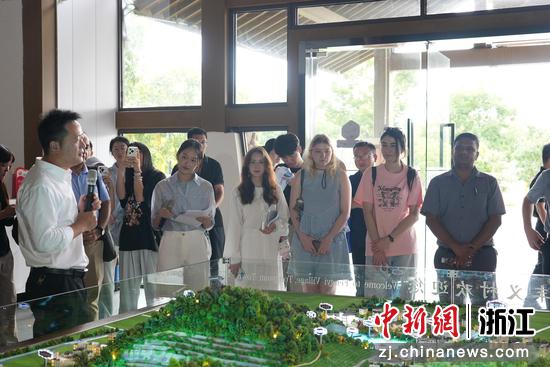 国际青年走进海盐。海盐县委宣传部供图 国际青年走进海盐。海盐县委宣传部供图