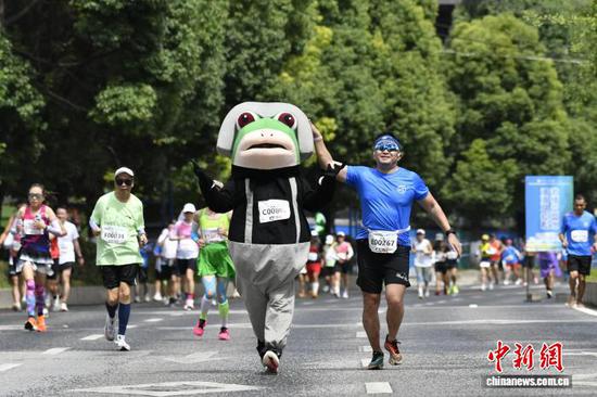 图为正在奔跑的参赛选手。姚咏 摄