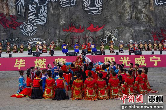 7月19日，在威宁自治县火把节系列活动现场，演员在表演舞蹈《月琴舞》。赵庆能 摄