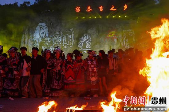 7月19日，在威宁自治县火把节系列活动现场，宾客围着篝火尽情欢跳。赵庆能 摄