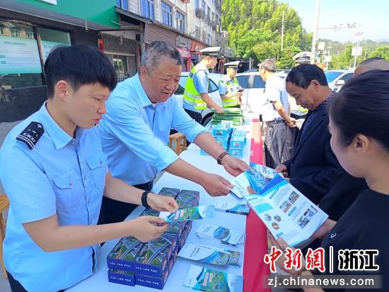 多部门携手开展高速公路安全宣教活动。丽水管理中心 供图