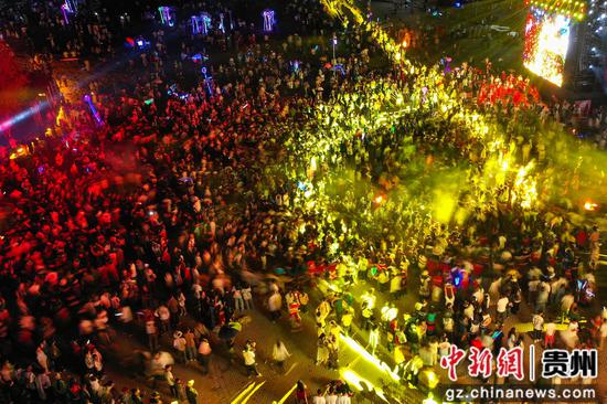 7月19日，在威宁自治县火把节系列活动现场，游客和群围着篝火狂欢。赵庆能 摄