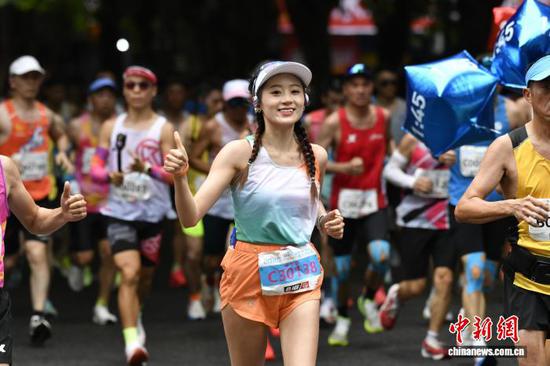 图为正在奔跑的参赛选手。姚咏 摄