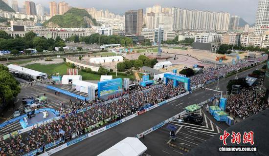 7月20日，“中国凉都”贵州六盘水，2025多彩贵州马拉松超级联赛（第四站）暨“初好刺梨”六盘水马拉松开跑，赛事吸引来自16个国家和地区的3.2万名跑友参赛，尽享夏日“清凉”酷跑。图为比赛现场。黄蜀锦 摄
