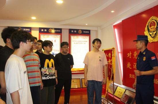图为学生参观荣誉室8