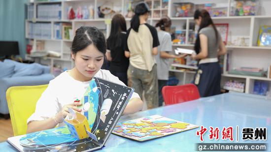 马小娜在图书馆 马小娜在图书馆