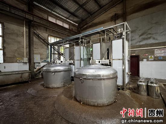 热泵设备链接的取酒甑正在烤酒 热泵设备链接的取酒甑正在烤酒