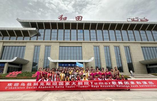 乌兹别克斯坦国家大剧院歌舞团与和田舞蹈演员在和田昆冈机场合影留念。宋俞霖 摄