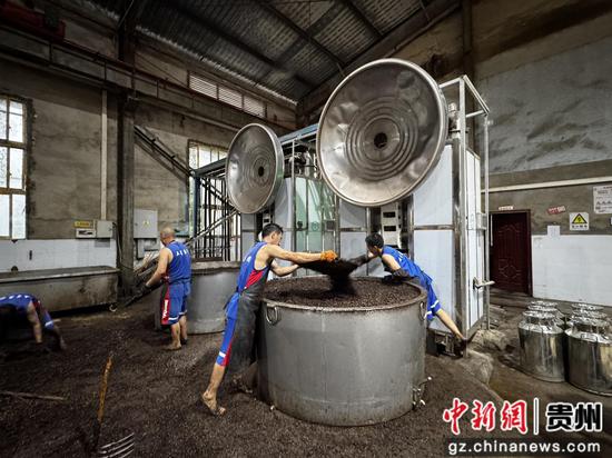 工人用新的热泵设备酿酒 工人用新的热泵设备酿酒