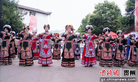 威宁火把节板底分会场迎宾仪式。杜雍摄