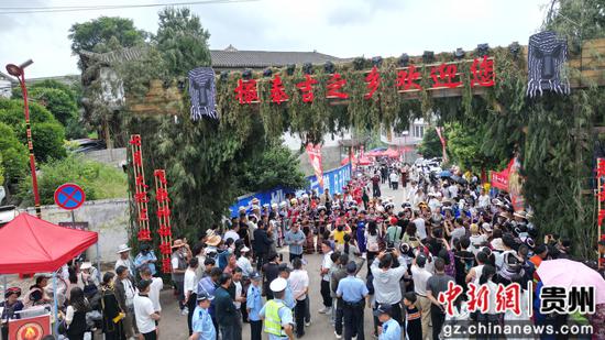 威宁火把节板底分会场迎宾仪式 。杜雍摄
