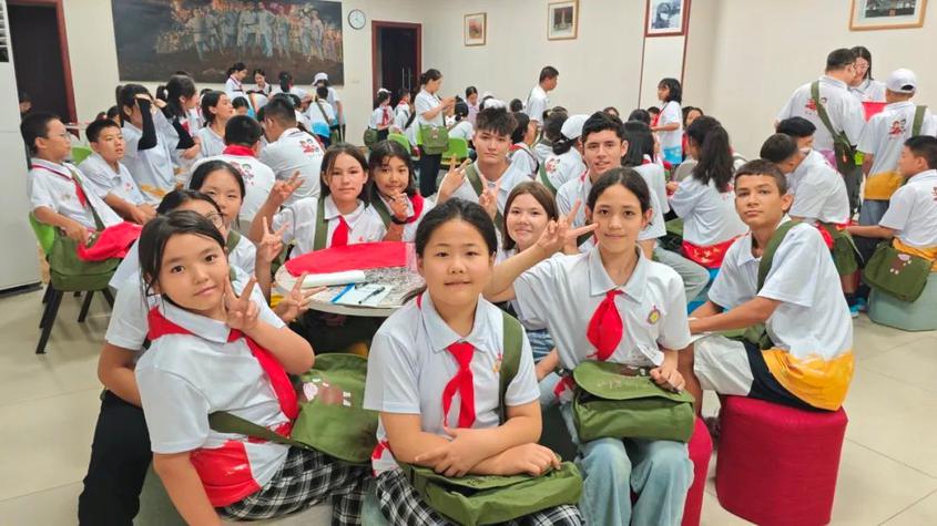 宝叶两地学生合影。易朝韩 摄
宝叶两地学生合影。易朝韩 摄