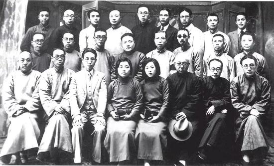 一九三四年二月贵州赴两广实业考察团在广州,第三排右一为花莱峰。 一九三四年二月贵州赴两广实业考察团在广州,第三排右一为花莱峰。