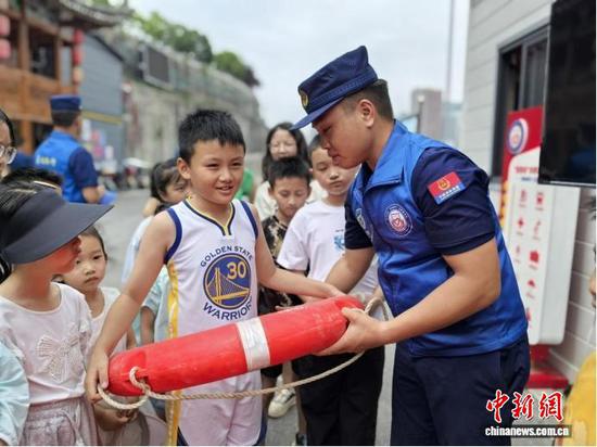 资料图:消防队员向孩子们讲解防溺水和消防安全知识。(沿河消防供图) 资料图:消防队员向孩子们讲解防溺水和消防安全知识。(沿河消防供图)