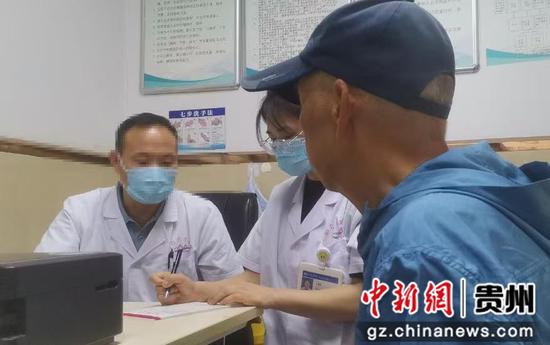 图为都匀市民生医院医生正为农村困难患者诊治疾病。 图为都匀市民生医院医生正为农村困难患者诊治疾病。