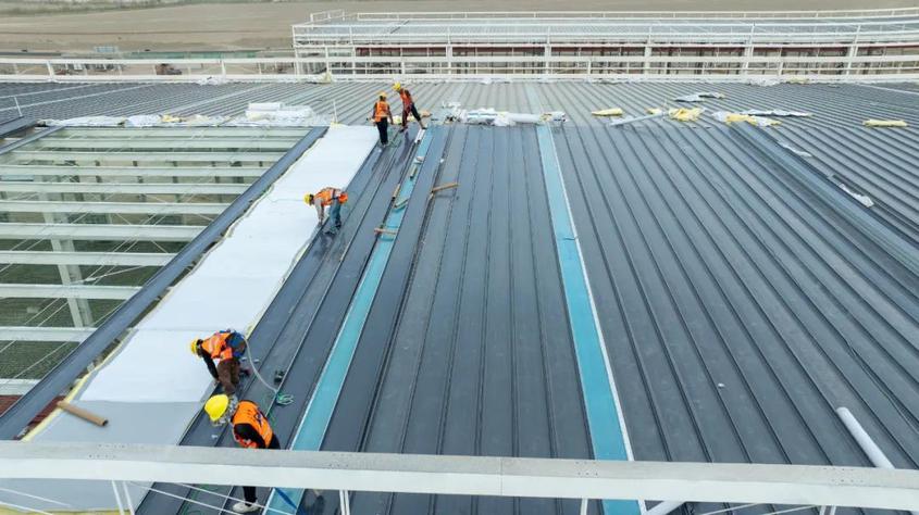 叶城县空铁物流产业园项目施工现场,工人们正进行基础施工与钢结构搭建。叶城县融媒体中心记者 马甲兵 摄 叶城县空铁物流产业园项目施工现场,工人们正进行基础施工与钢结构搭建。叶城县融媒体中心记者 马甲兵 摄