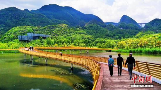 2025年7月17日,民众在贵州省六盘水市明湖国家湿地公园散步。 黄庆松 摄 2025年7月17日,民众在贵州省六盘水市明湖国家湿地公园散步。 黄庆松 摄
