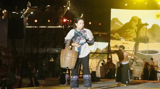 舞台还原群众过去挑水喝生活 石珍英 摄 舞台还原群众过去挑水喝生活 石珍英 摄