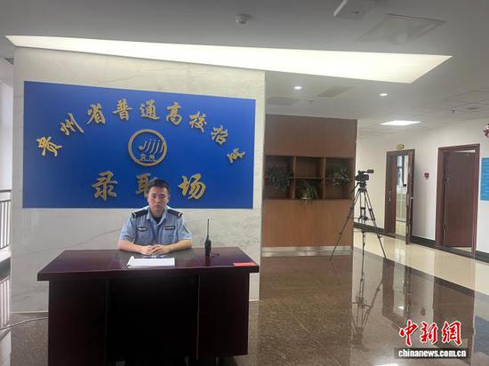 图为贵州省普通高校招生录取场。(图片为门外拍摄)杨茜 摄 图为贵州省普通高校招生录取场。(图片为门外拍摄)杨茜 摄
