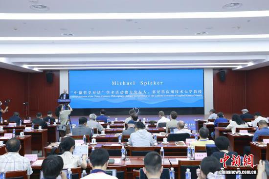图为慕尼黑应用技术大学教授Michael Spieker发表主旨演讲。 贵阳孔学堂供图 图为慕尼黑应用技术大学教授Michael Spieker发表主旨演讲。 贵阳孔学堂供图